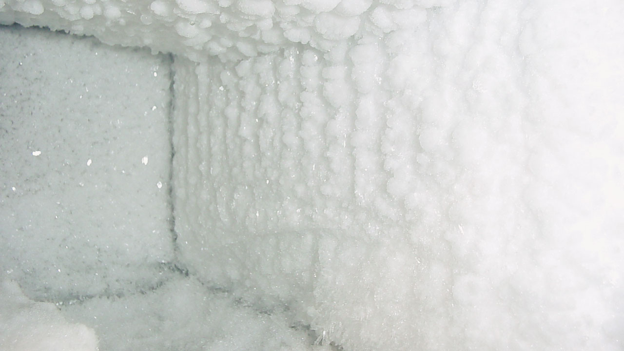 Самой толстой снежной шубой. Иней на стенке холодильника. Наледь на стенках. Лед в морозилке. Снежная шуба на испарителе.